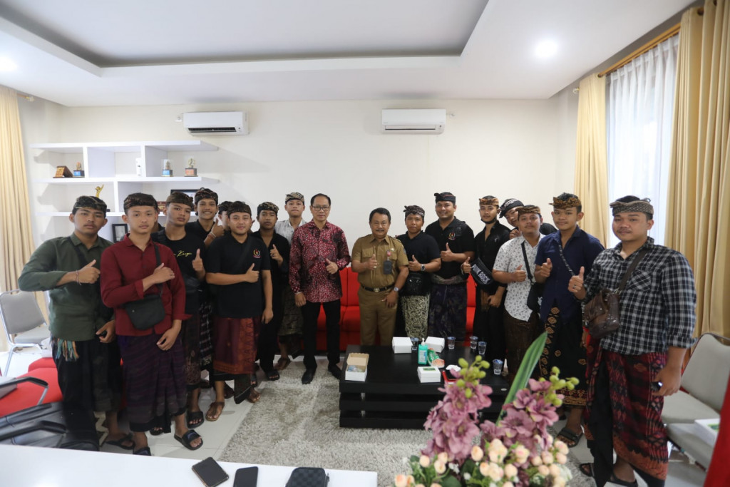 Terima ST Mekar Jaya Babakan Kangin, Gulingan , Wabup Suiasa Dukung Program Tukar Sampah dengan Beras